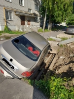 В Суземке водитель на автомашине заехал в яму для теплотрассы