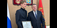 Александр Богомаз вручил чемпиону мира по плаванию Илье Бородину и его тренеру денежные сертификаты - Рассвет