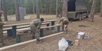 Брянские волонтеры и военнослужащие привели в порядок памятник военным журналистам - Рассвет