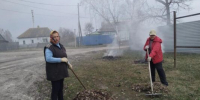 Работники культуры навели порядок возле памятника и мемориала в Алешковичах - Рассвет